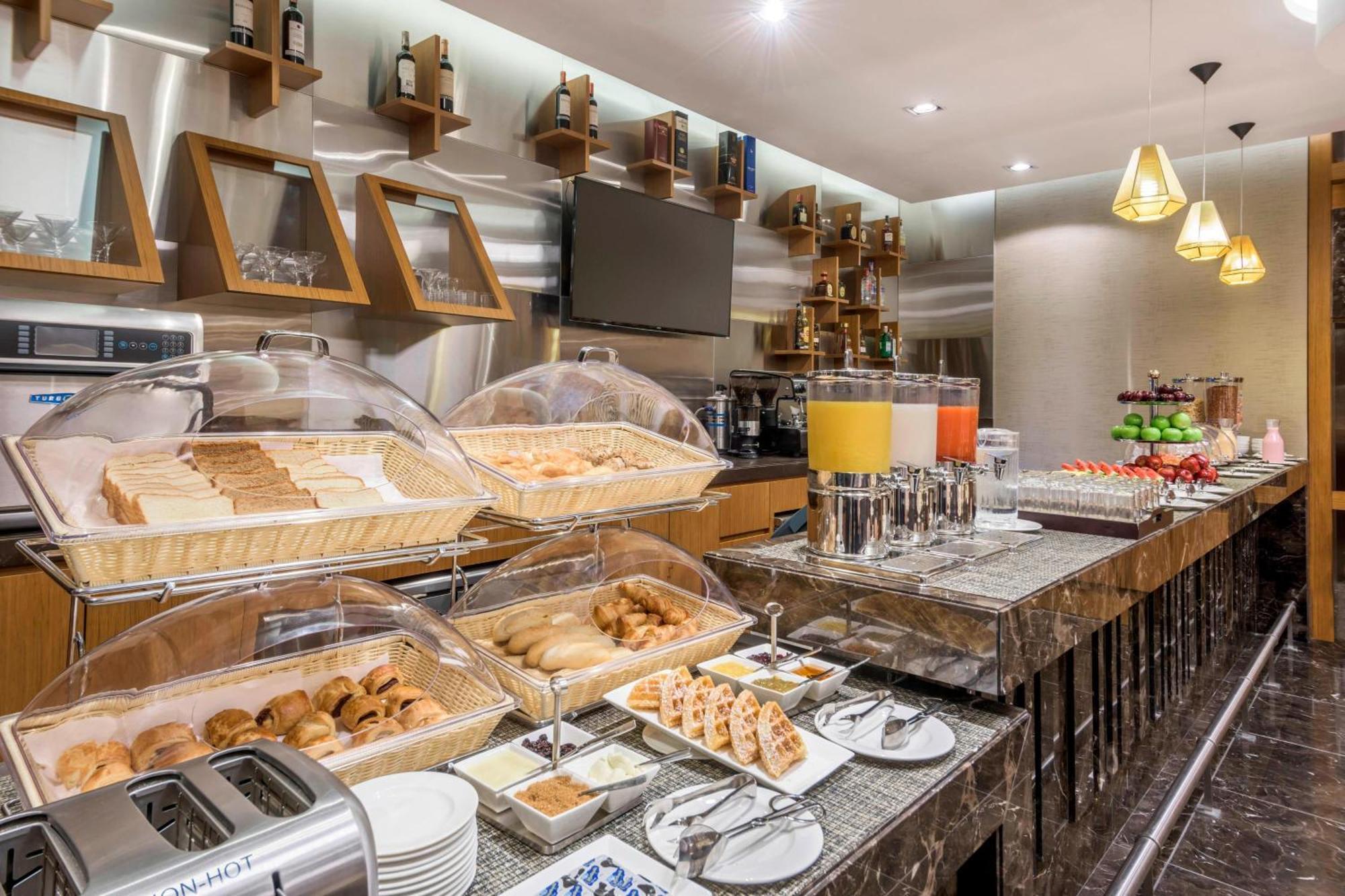 Courtyard By Marriott Bogota Airport Hotel Екстериор снимка